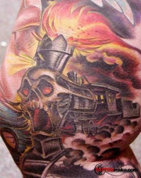 Horror estilo colorido grande tatuagem braço de trem demoníaca com crânio e chamas