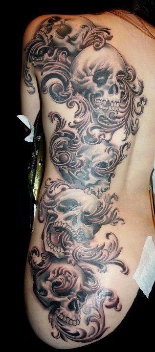 Tatuaje en la espalda, cráneos con patrón precioso