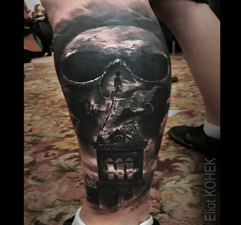 Estilo de terror detallado por Eliot Kohek tatuaje de la pierna del cráneo humano con la vieja iglesia