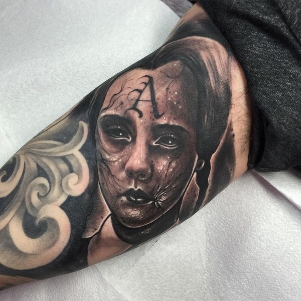 Horror Stil kleines Mädchens Porträt mit Adern und Buchstaben A auf Gesicht dunkel gefärbtes realistisches Tattoo