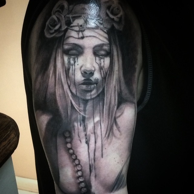 Horror style very detailed shoulder tattoo of crying woman with vine and roses