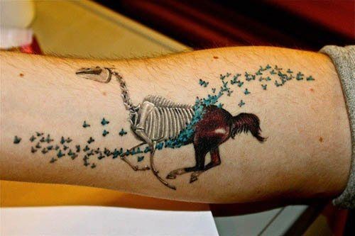 Pferd verwandelt sich in ein Skelett Tattoo