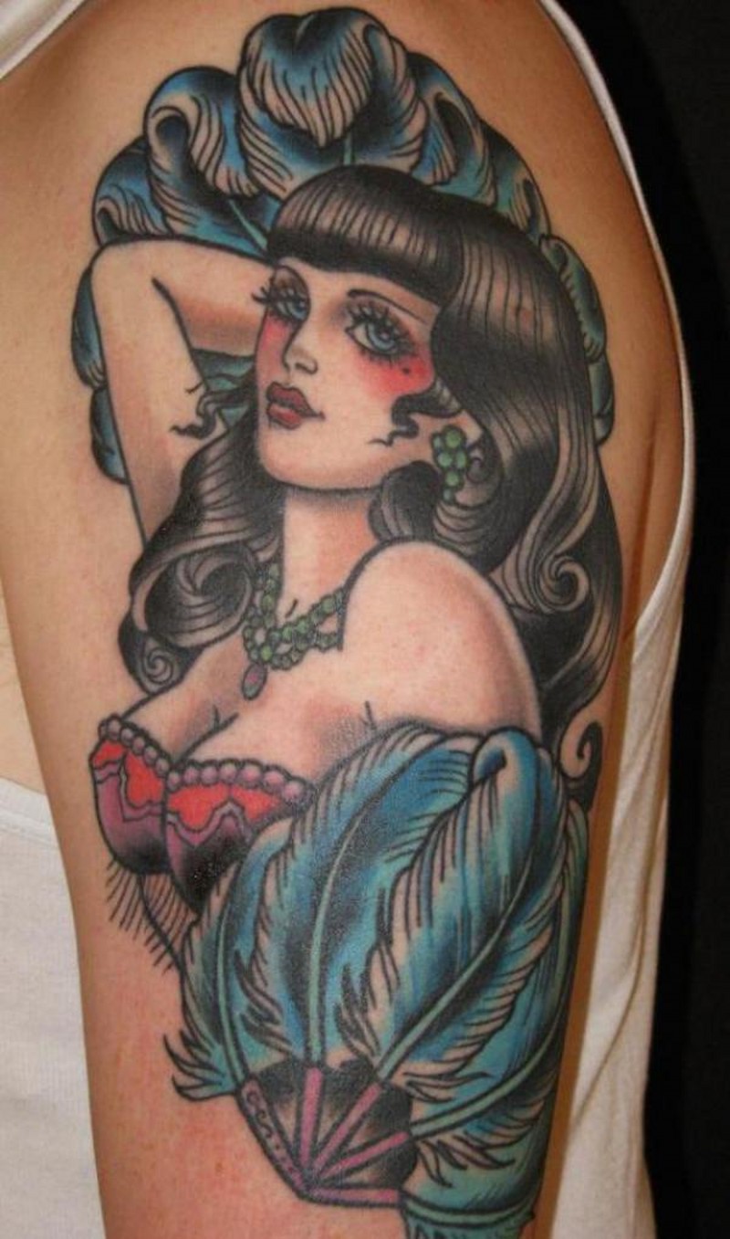 Heißes und sexy gleichaltriges Pin Up Mädchen farbiges Schulter Tattoo mit blauer Feder