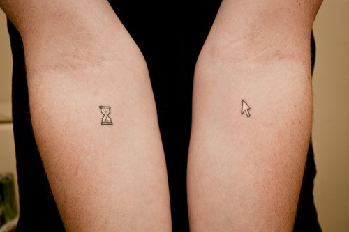 Sanduhr und Cursor Geek Tattoo an Armen