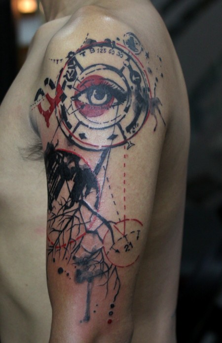 Menschliches Auge, Baumelemente Tattoo am Oberarm in Polka Trash Stil