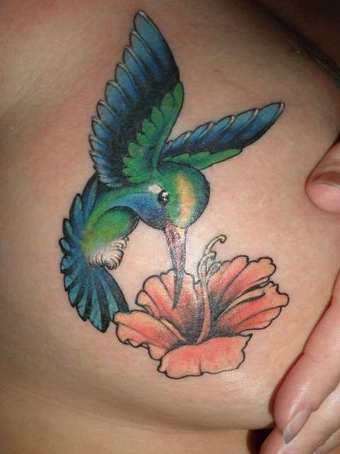 Tatuaggio colorato sul petto il colibrì & il fiore