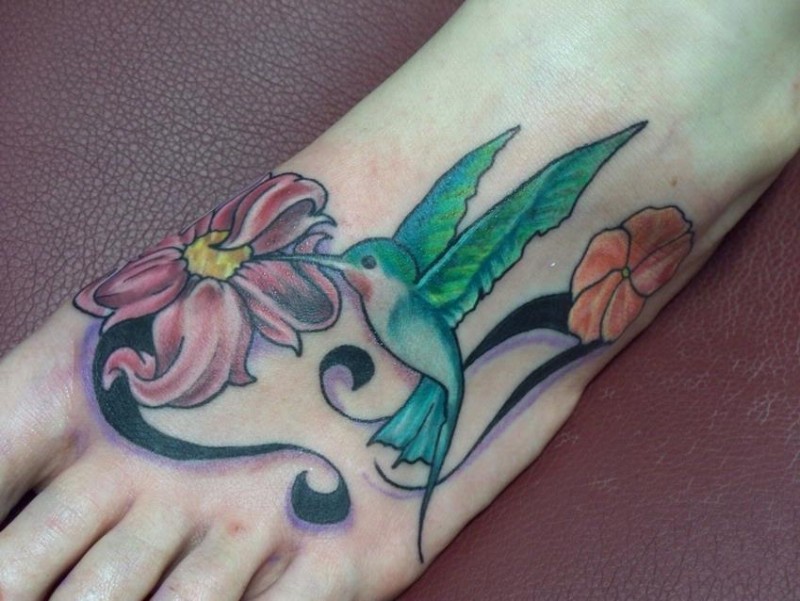 Tatuaje en el pie,
colibrí verde y dos flores