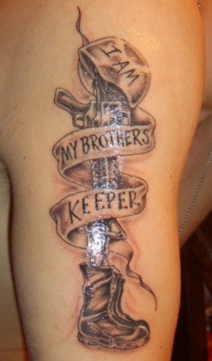Tatuaje en el brazo del encargo de un hermano en el memorial militar.