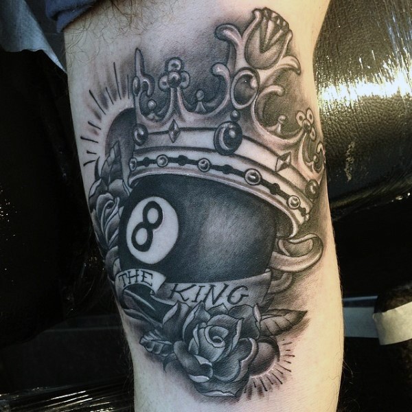 Illustrativer Stil Bizeps Tattoo von Billardkugel mit Krone und Schriftzug