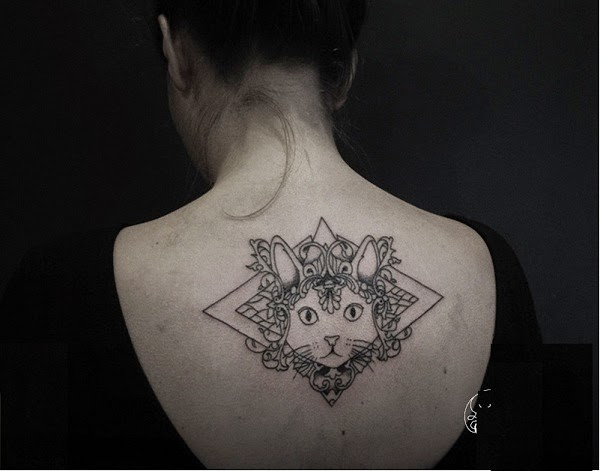 Estilo ilustrativo grande tatuagem traseira superior do gato estilizado com vários ornamentos