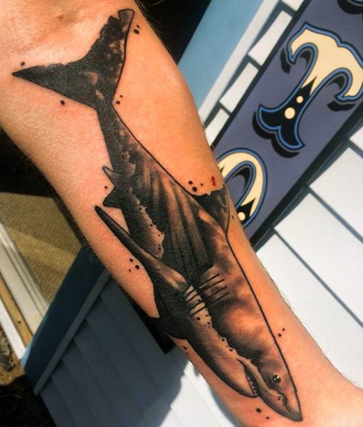 Illustrativer Stil schwarzes und weißes Unterarm Tattoo mit dem großen Hai