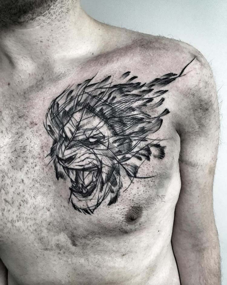 Tatuaje de pecho de tinta negra estilo ilustrativo del león rugiente de Inez Janiak