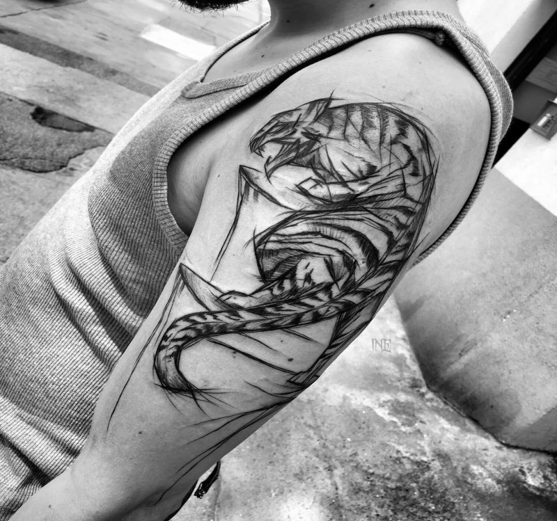 Inchiostro nero stile illustrativo dipinto da Inez Janiak tatuaggio del braccio superiore della tigre arrabbiata