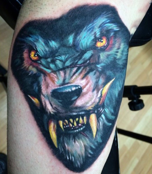 Illustrativer Stil farbiges Arm Tattoo Werwolf mit großen Zähnen
