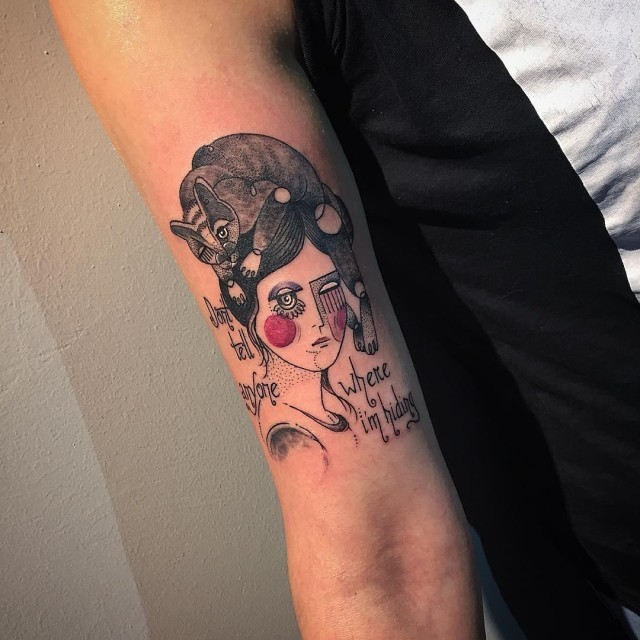 Illustrativstil farbiger Oberarm Tattoo der Geisha mit Katze und Beschriftung