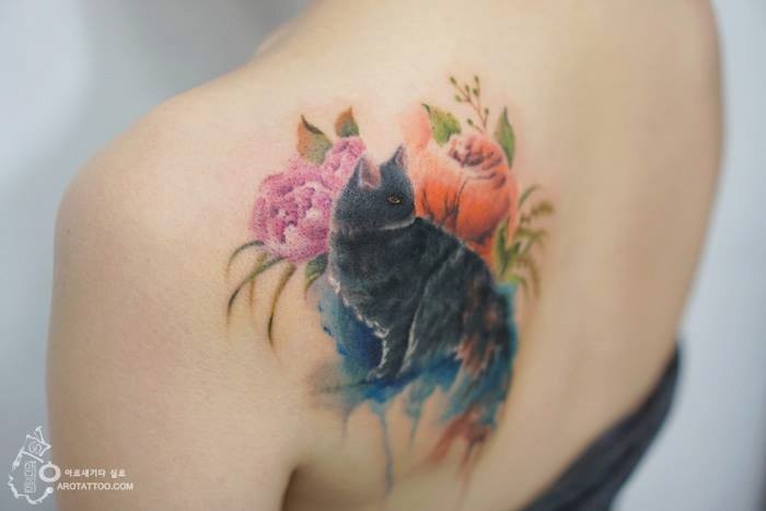 Illustrativer Stil farbige schöne Katze mit Blumen Tattoo am Rücken
