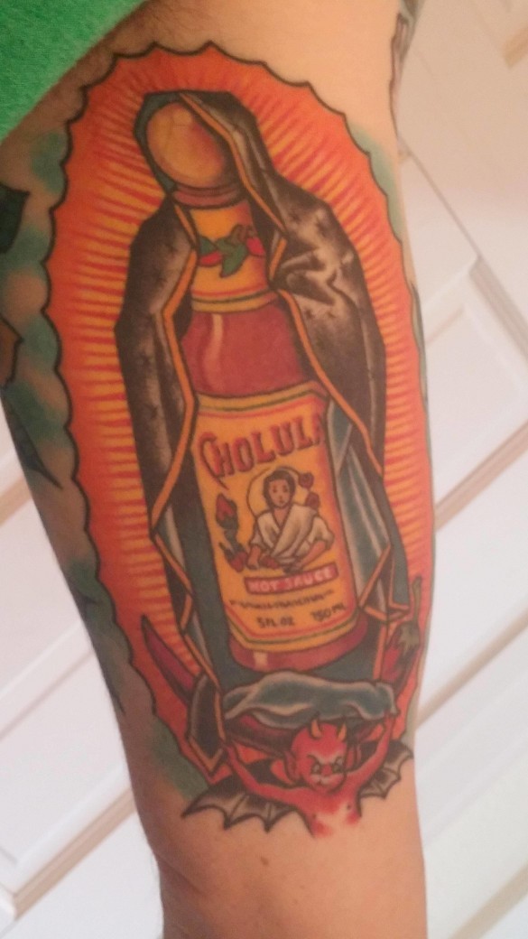Illustrativer Stil gefärbtes Bizeps Tattoo mit Flasche