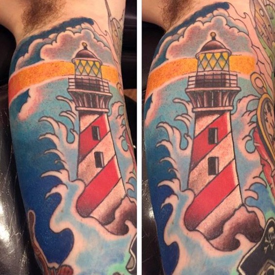 Illustrative Stil farbiges Bizeps Tattoo von Leuchtturm und großen Wellen