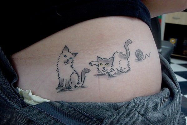 Estilo ilustrativo colorido tatuagem de gatos no lado