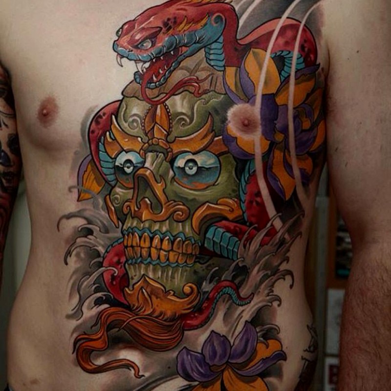 Illustrativer Stil farbiges Brust und Bauch Tattoo mit mystischer dämonischer Maske und Schlange