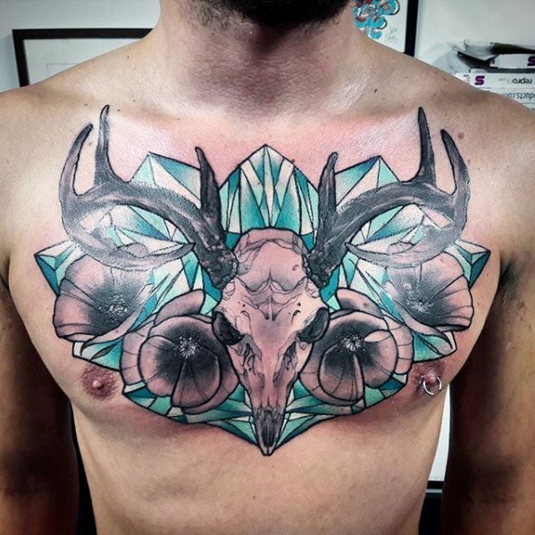Tatuagem de peito colorido estilo ilustrativo de grande crânio animal com diamante e flores