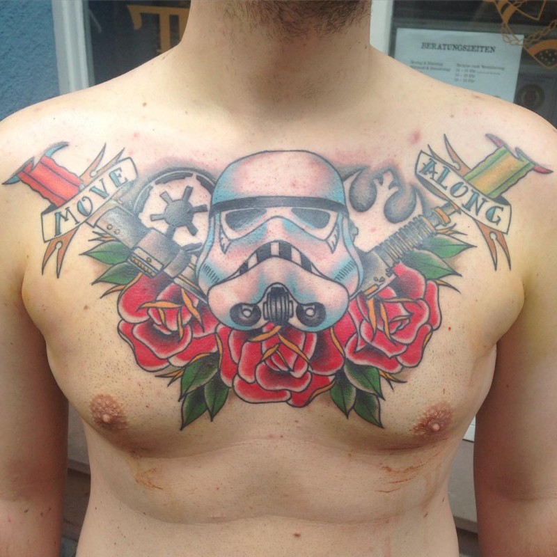 Illustrativer Stil farbiges Brust Tattoo von Stormtrooper mit Blumen und Schriftzug