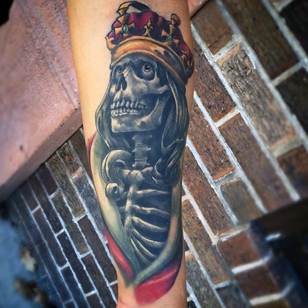 Illustrativer Stil farbiges Unterarm Tattoo mit Skelett König