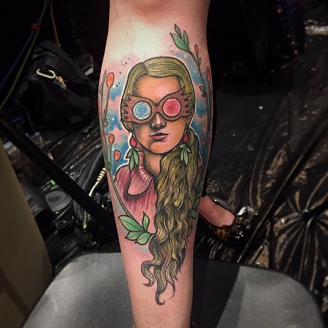 Illustrativer Stil farbiges Unterarm Tattoo von Harry Potter Film Helden mit Blumen