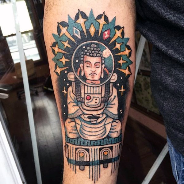 Illustrativer Stil farbiges Unterarm Tattoo mit Buddha im Raum