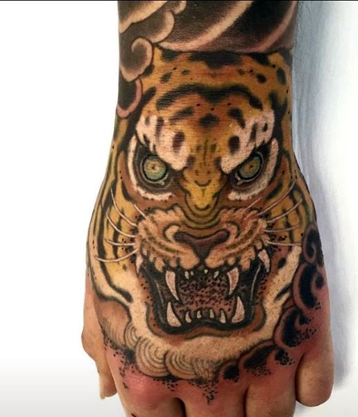 Illustrativer Stil farbiges Hand Tattoo mit Tigergesicht