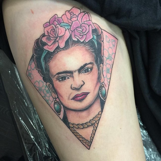 Illustrativer Stil farbiges Bein Tattoo mit der Frau und Blumen