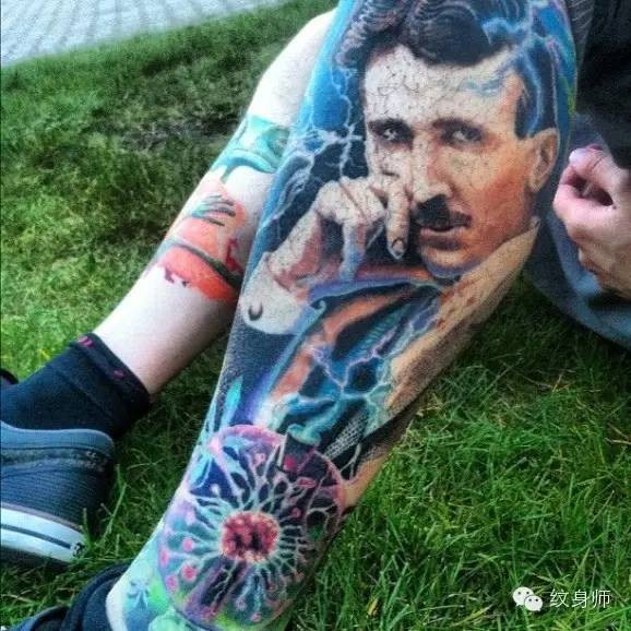 Illustrativer Stil farbiges Bein Tattoo des Wissenschaftlers und Teslas Turm