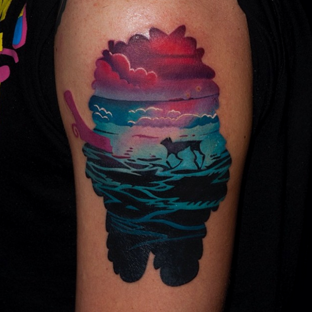 Illustrativer Stil farbiges Schulter Tattoo von Monster Silhouette mit Hund, der auf das Meer läuft