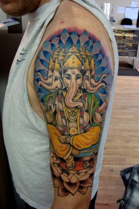 Illustrativer Stil farbiges Schulter Tattoo mit Elefanten wie Gott