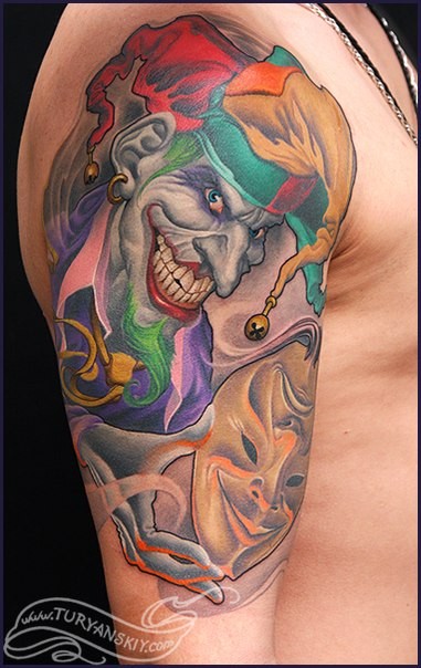 Illustrativer Stil farbiges Schulter Tattoo mit bösem Joker und Maske