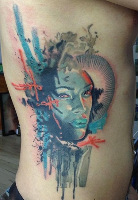 Ilustrativstil farbiger Seite Tattoo des weiblichen Porträt