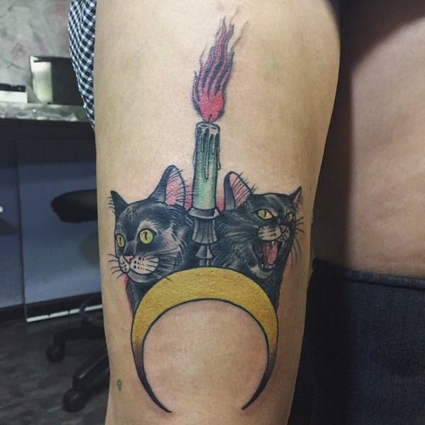 Estilo ilustrativo colorido tatuagem de gatos com vela e lua