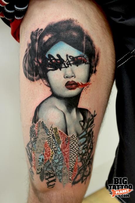 Illustrativstil farbiger Oberschenkel Tattoo der Frau mit Beschriftung