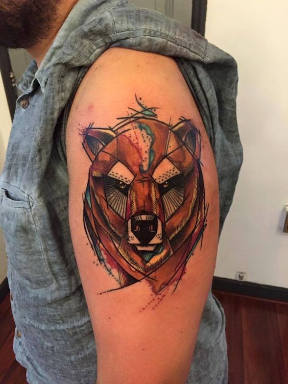 Estilo ilustrativo colorido tatuagem braço superior de cabeça de urso legal olhando