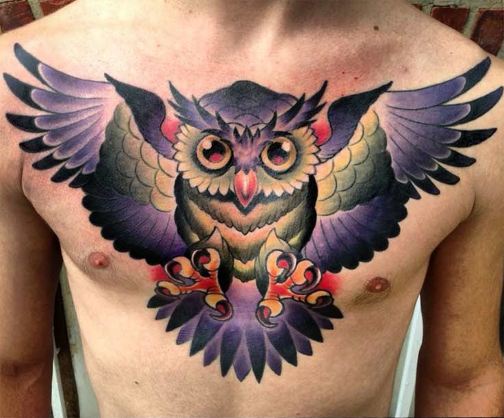 Illustrativer Stil gefärbtes Tattoo an ganzer Brust mit großer Eule