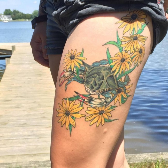 Illustrativer Stil buntes Oberschenkel Tattoo von Blumen und Krabbe