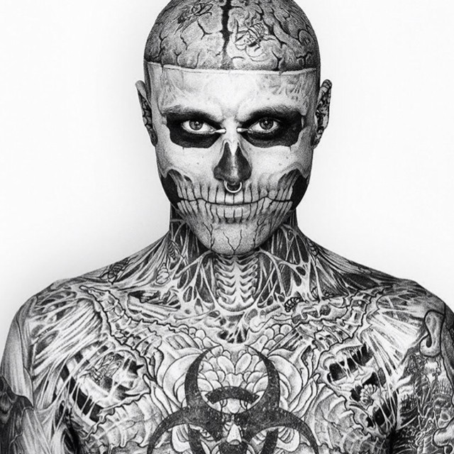 Cabeza y cuerpo tatuados, diseño de esqueleto, idea loca
