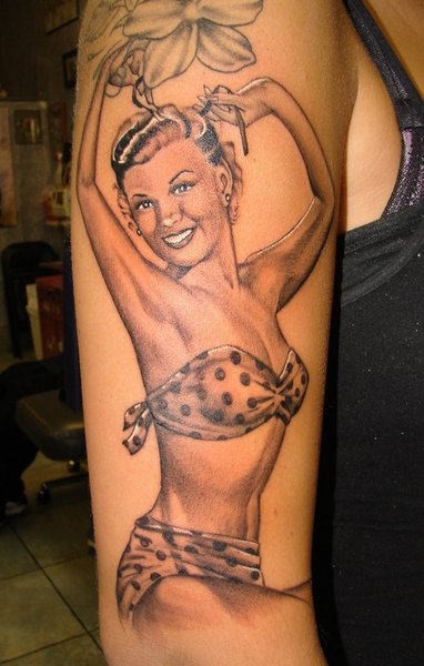 Tatuaje en el brazo,
chica pin up hermosa en bañador