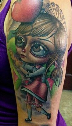 Tatuaje en el brazo, chica pequeña extraña con ojos grandes y globo