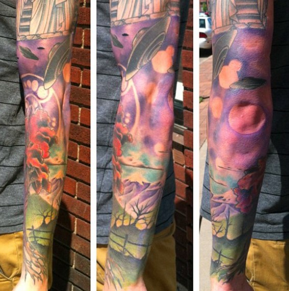 Tatuaje en el brazo,
paisaje magnífico pintoresco  con  nave extraterrestre
