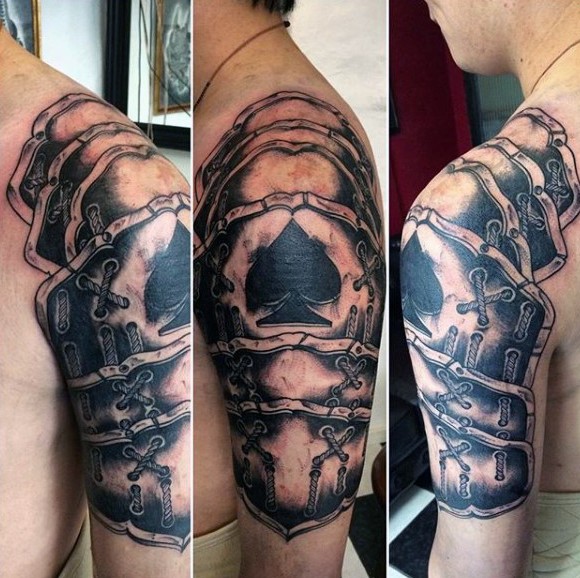 Beeindruckende alte Rüstung Tattoo mit Pik-Symbol an der Schulter
