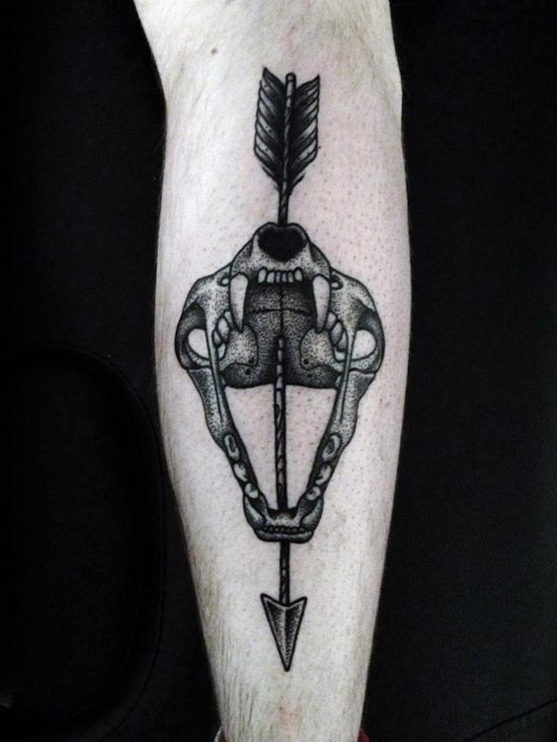 impressivo nero e bianco cranio di animale con frecce tatuaggio su braccio
