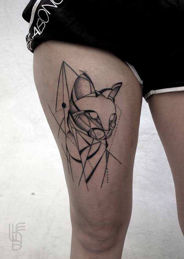 Tatuaje en el muslo, 
diseño de gato sencillo, tinta negra