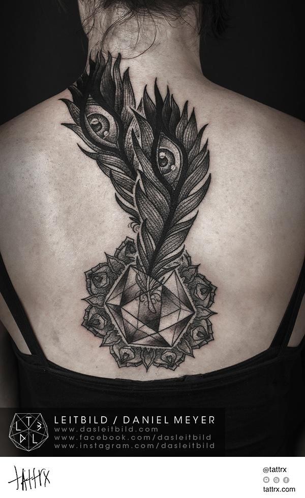 impressionante nero e bianco mistico piume di pavone  con diamante tatuaggio su schiena