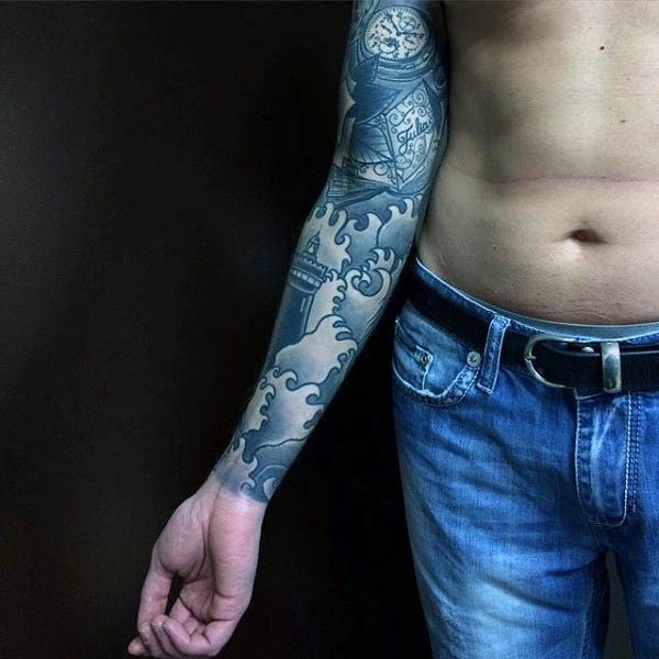 Tatuaje en el brazo completo,
 faro en olas y reloj, estilo asiático negro blanco